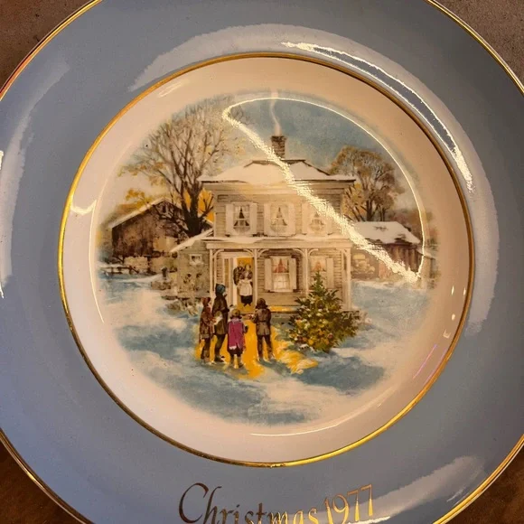 Wedgwood Holiday Scene Plate Set in Blue and Cream - Picture 5 of 13
